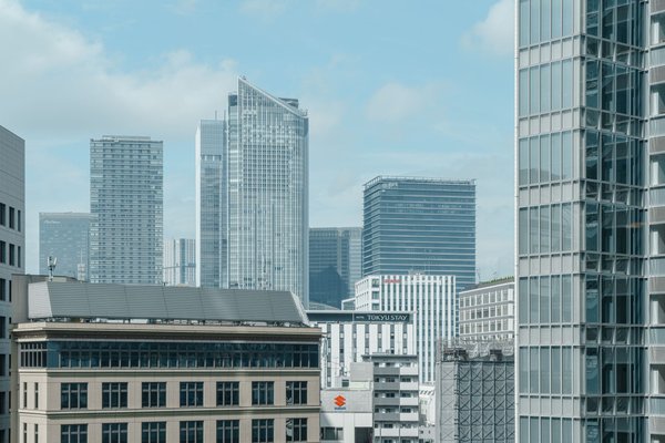 Setup bureau avec périphériques soignés
